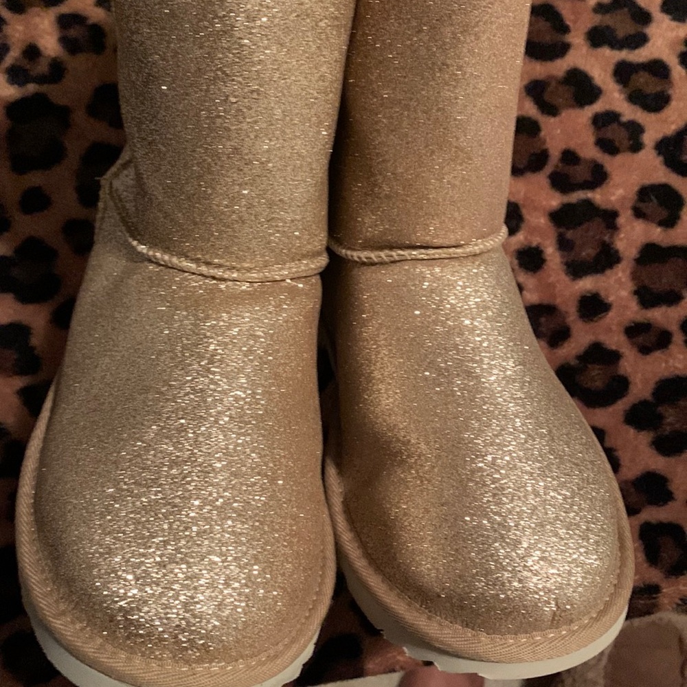 Brand NEW Gold Sparkle UGGs size 6 fits like a 7